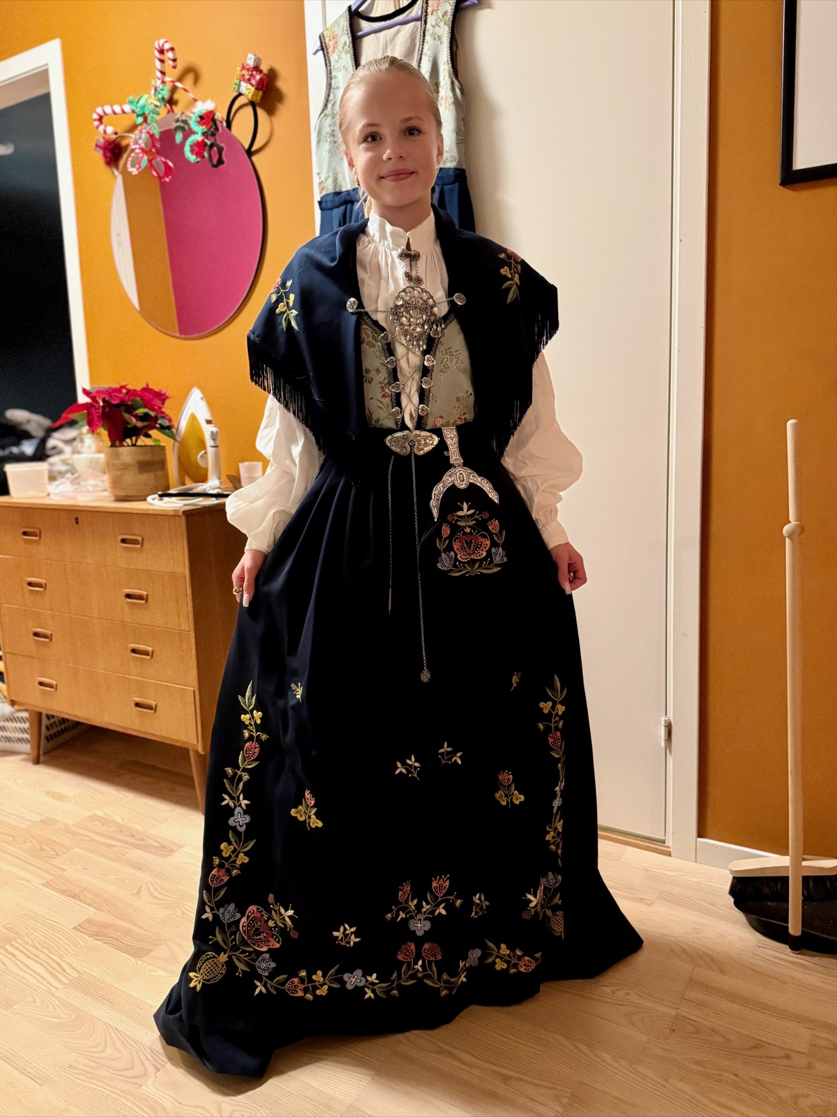 Veronika i norsk bunad