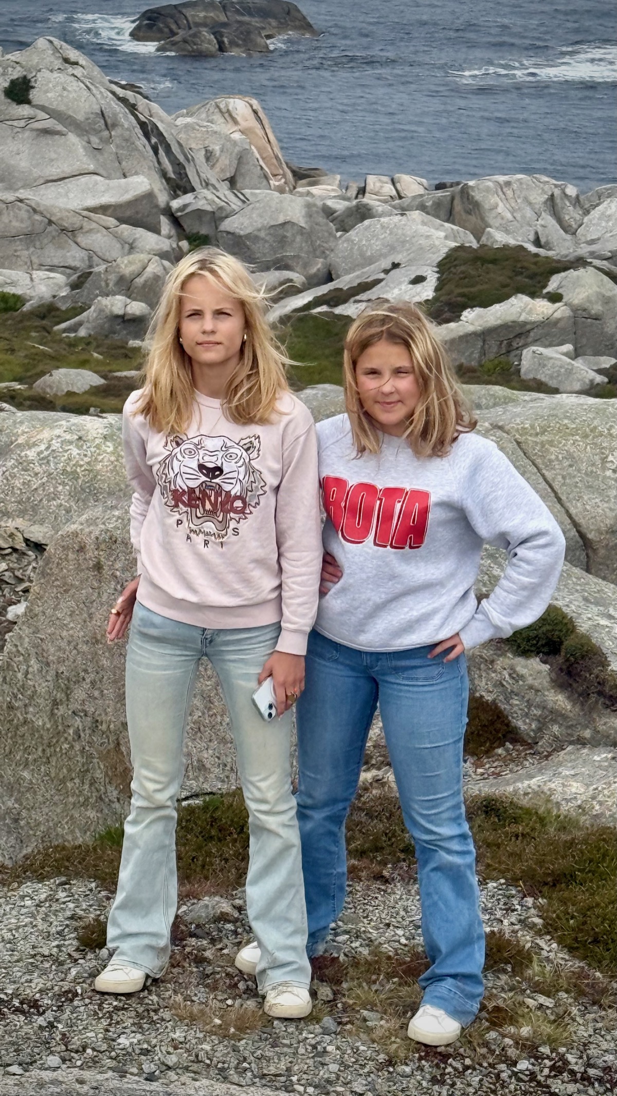 Veronika og venninne pa svaberg